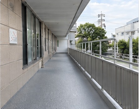 施設通路の防水施工後